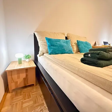 - Naehe Bahnhof - Arbeitsplatz - Badewanne - Piano Apartment