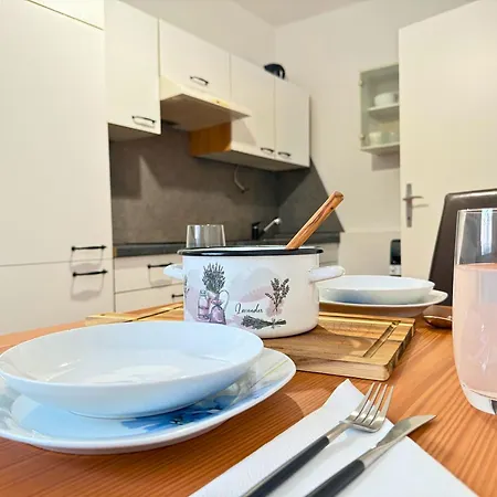 Apartment - Naehe Bahnhof - Arbeitsplatz - Badewanne - Piano *