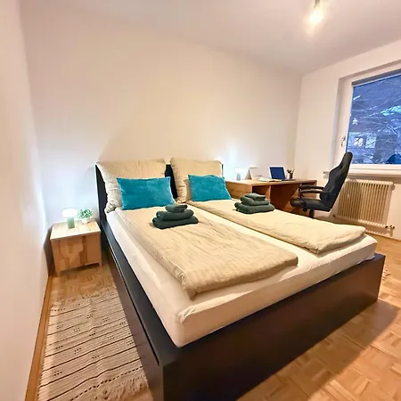 - Naehe Bahnhof - Arbeitsplatz - Badewanne - Piano
