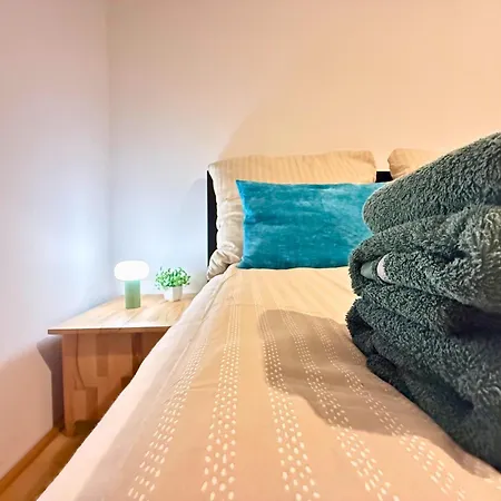 - Naehe Bahnhof - Arbeitsplatz - Badewanne - Piano Apartment Schalchham