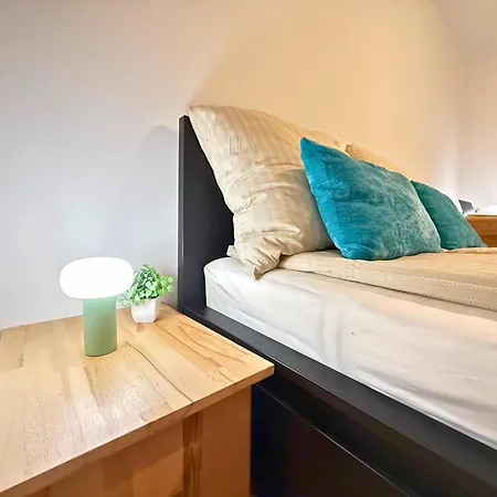 - Naehe Bahnhof - Arbeitsplatz - Badewanne - Piano *