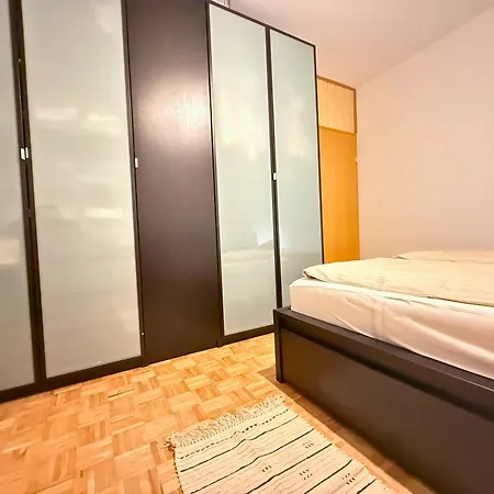 - Naehe Bahnhof - Arbeitsplatz - Badewanne - Piano *