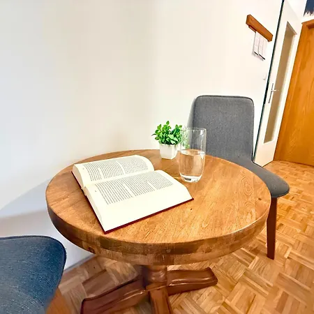 - Naehe Bahnhof - Arbeitsplatz - Badewanne - Piano Apartment