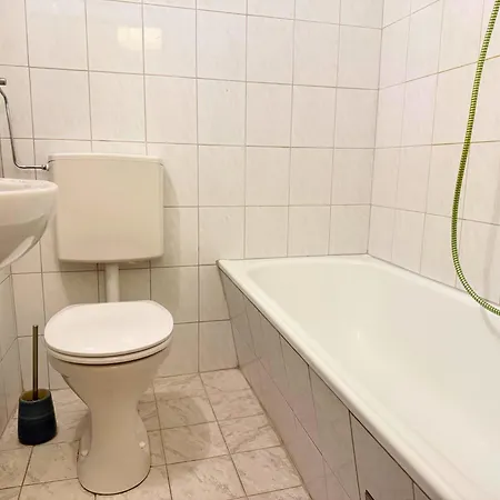 Apartment - Naehe Bahnhof - Arbeitsplatz - Badewanne - Piano *