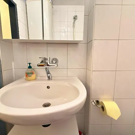 - Naehe Bahnhof - Arbeitsplatz - Badewanne - Piano Schalchham